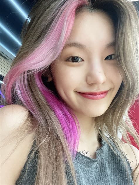 yeji pink hair